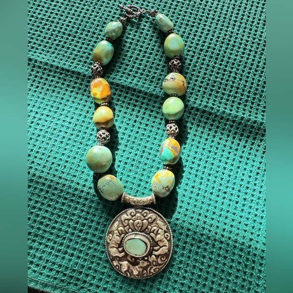 Chunky turquoise necklace with large medallion - Picture 7 of 8